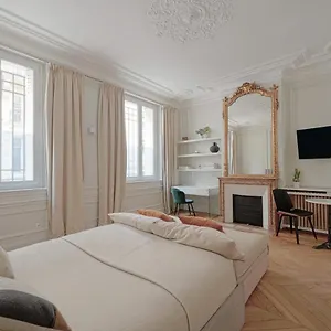 Studio Quartier Champs Elysees 1 Paris